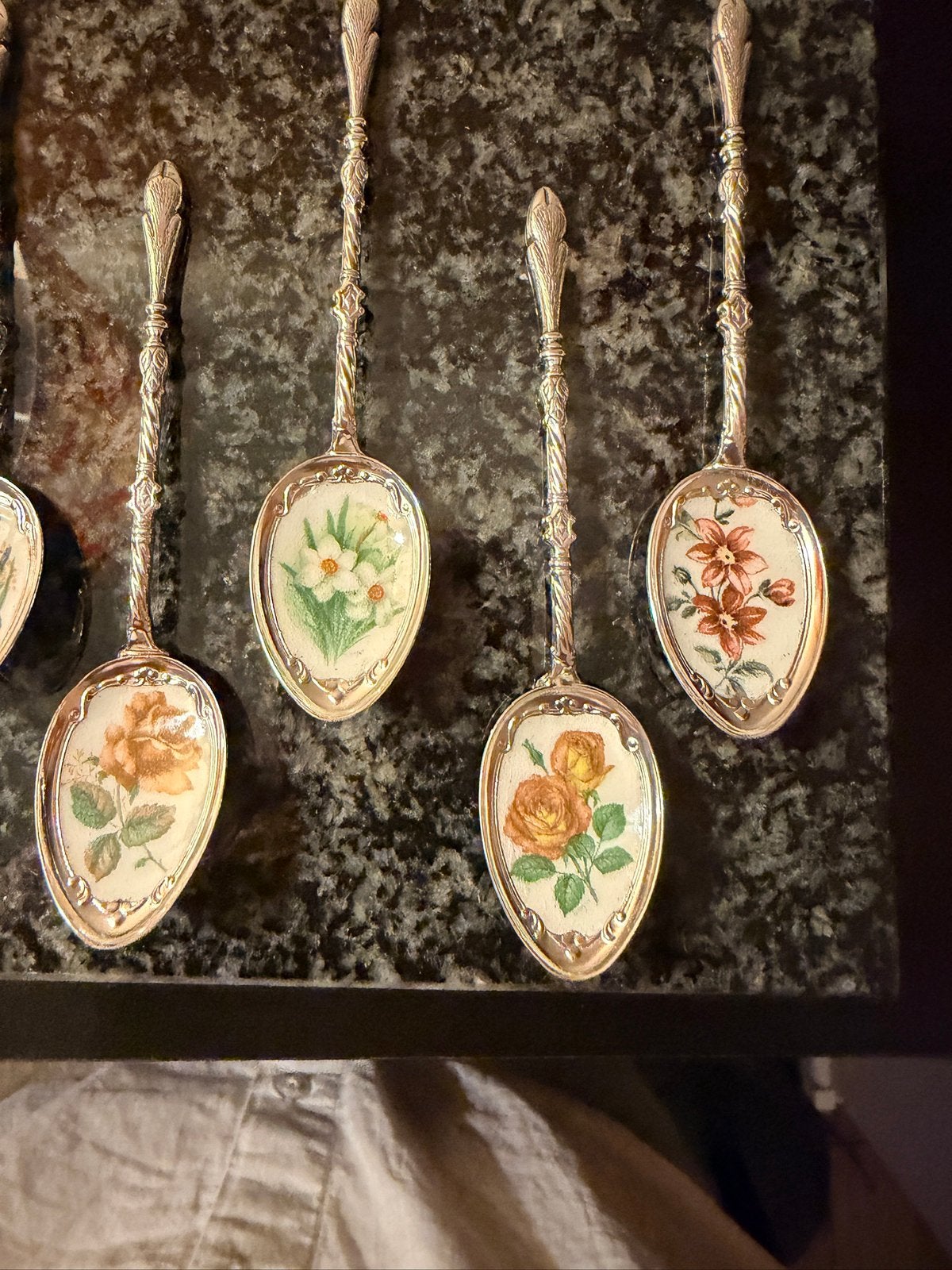 6 verzilverde lepels met porseleinen bloemen erin, Ophalen