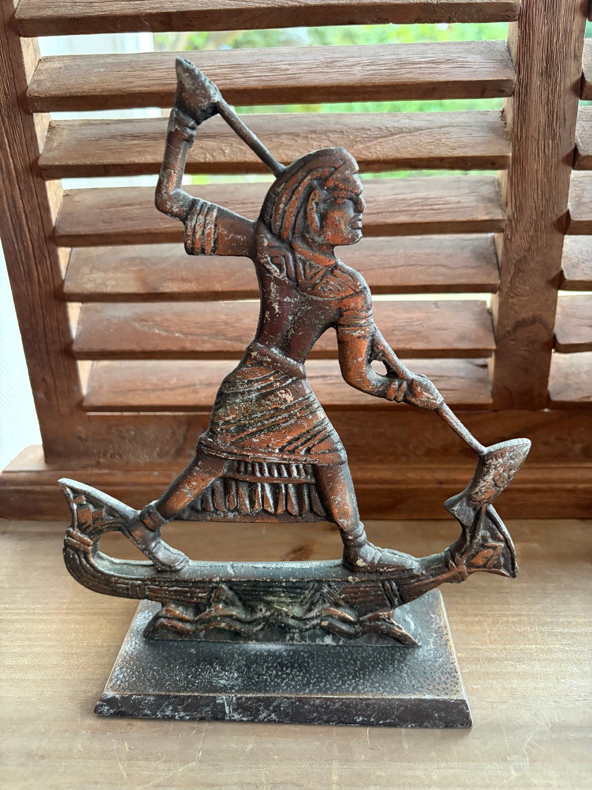 Vintage metalen beeldje van krijger op boot, Ophalen of Verzenden, Gepatineerd, 20 - 50 cm, Beeld