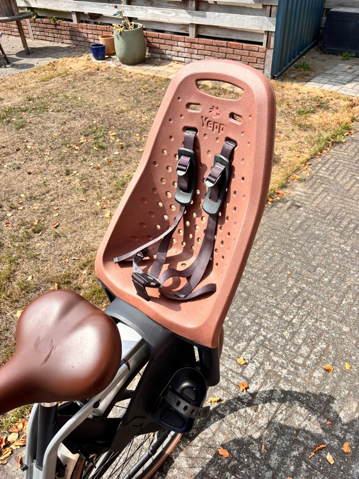 Yepp fietsstoeltje achter (bruin) incl 2 beugels & sleutels, Fietsen en Brommers, Ophalen, Gebruikt