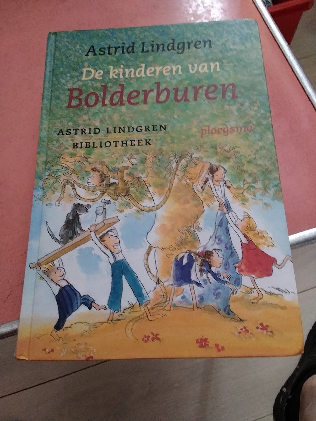 Astrid Lindgren de kinderen van bolderburen € 5, Ophalen of Verzenden, Zo goed als nieuw