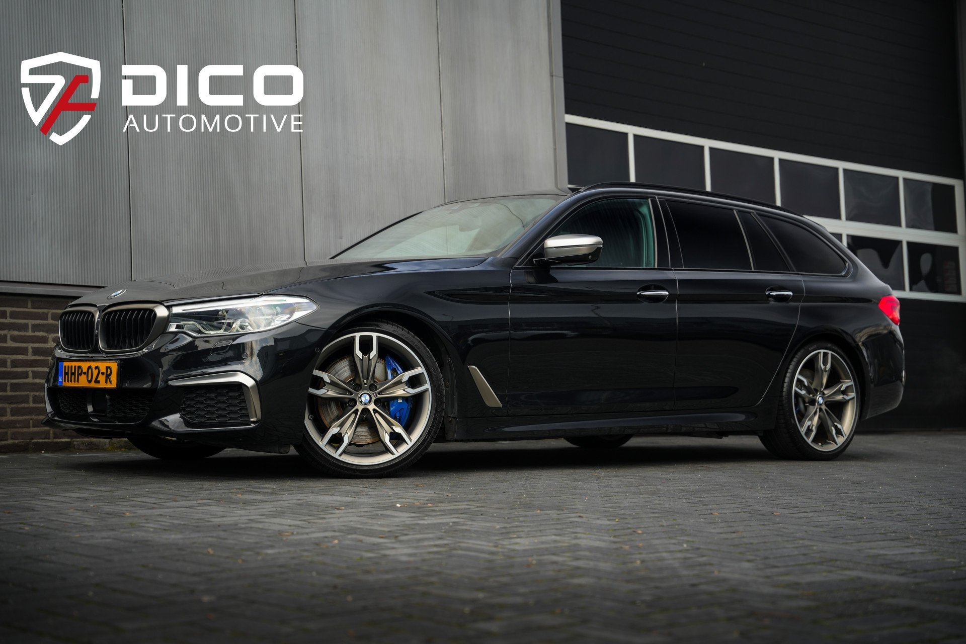 BMW 5 Serie Touring M550d 400pk xDrive High Executive M-Spor, Auto's, Automaat, Lichtsensor, 15 km/l, Gebruikt