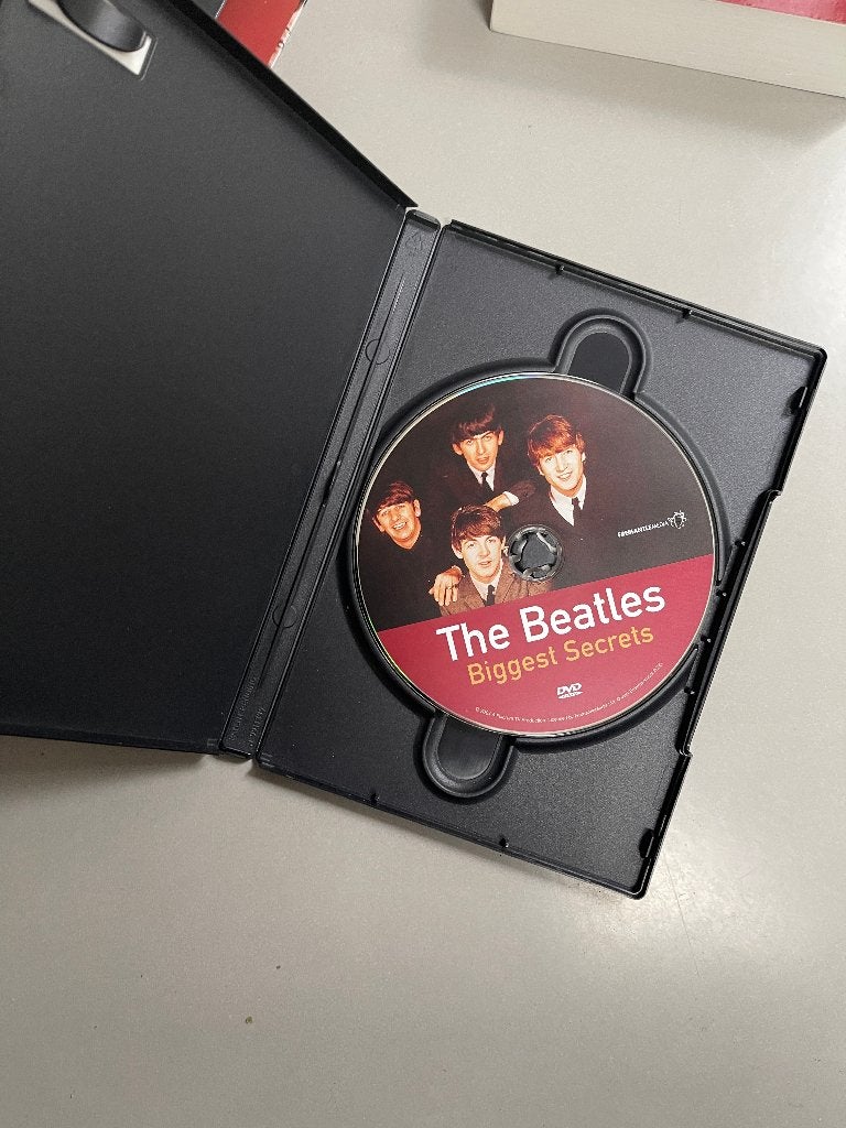 The Beatles Boek + DVD Secrets & De Definitieve Biografie, Verzamelen, Ophalen of Verzenden, Zo goed als nieuw, Boek, Tijdschrift of Artikel