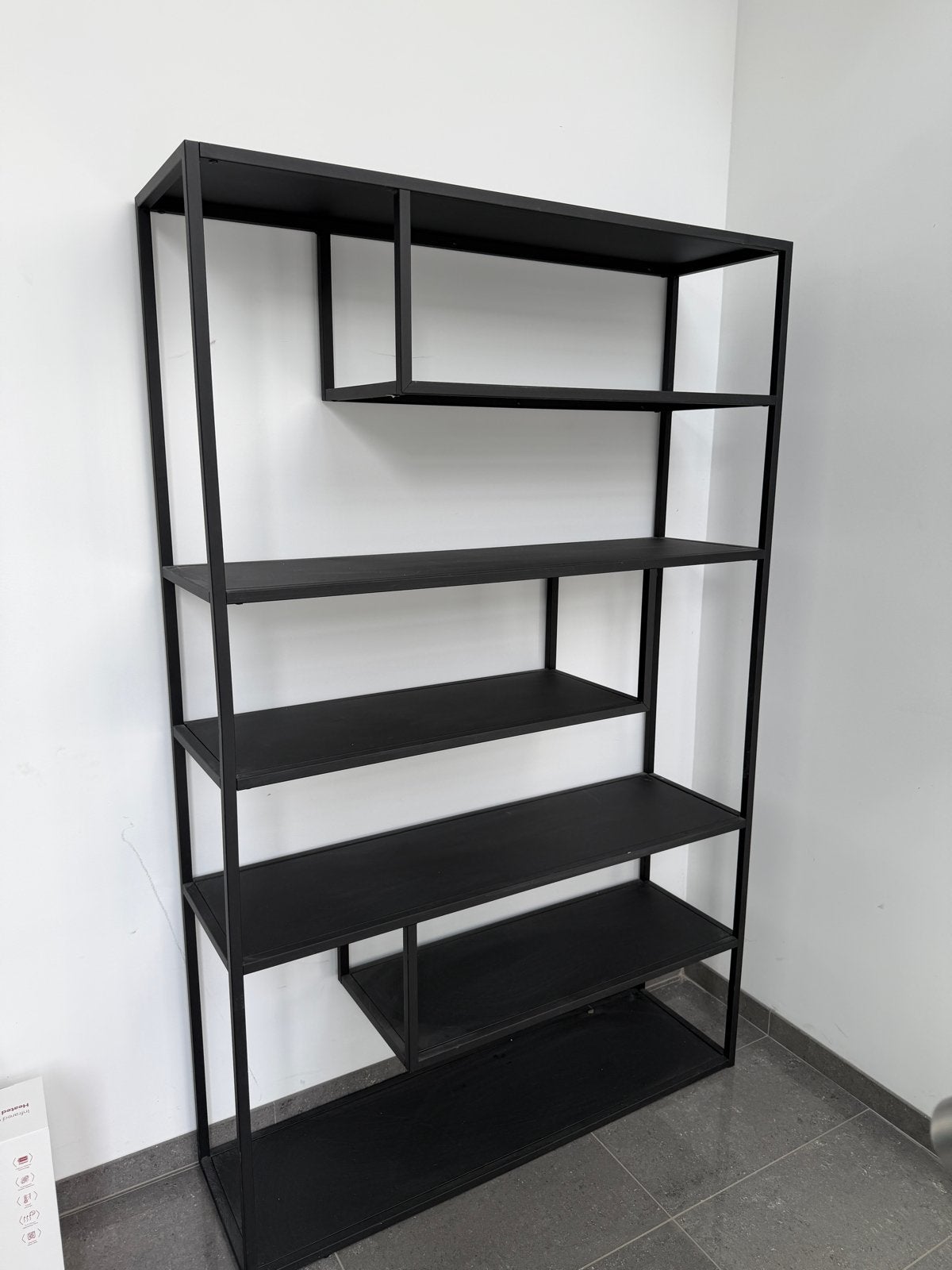 Zwart metalen boekenkast met asymmetrische planken, Huis en Inrichting, Ophalen, Met plank(en), Gebruikt, 100 tot 150 cm