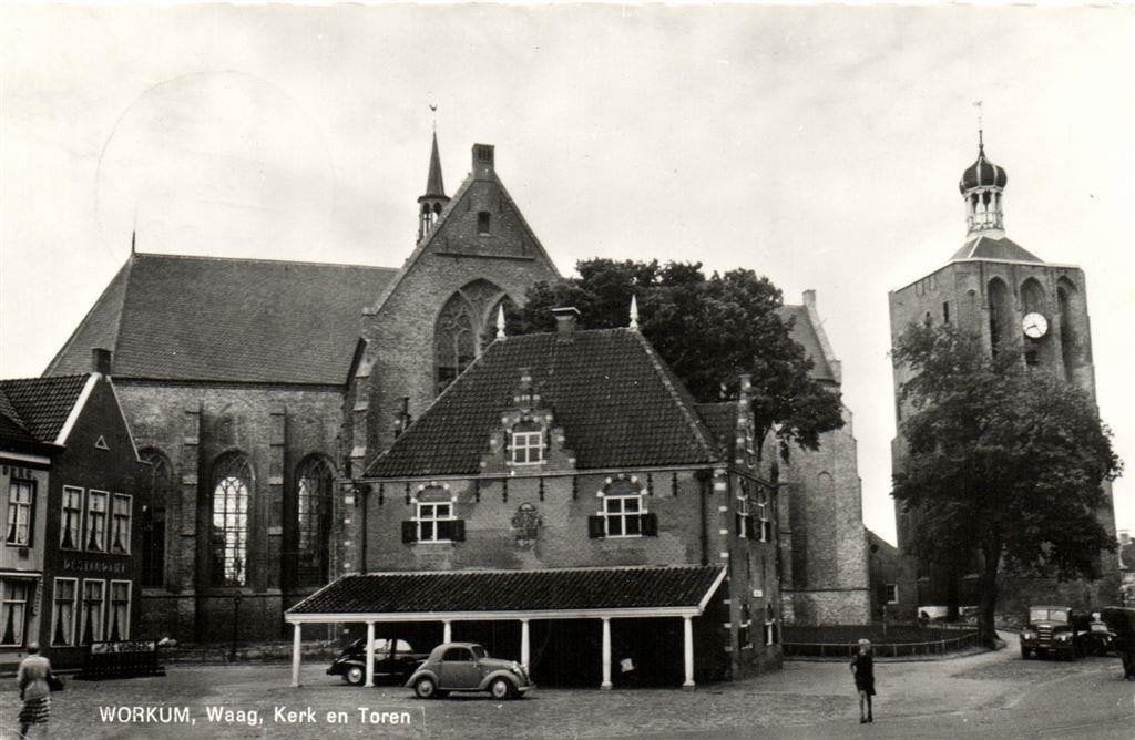 Workum, Waag, Kerk en Toren - volk auto - 1966 gelopen, Ophalen of Verzenden, 1960 tot 1980, Gelopen, Friesland