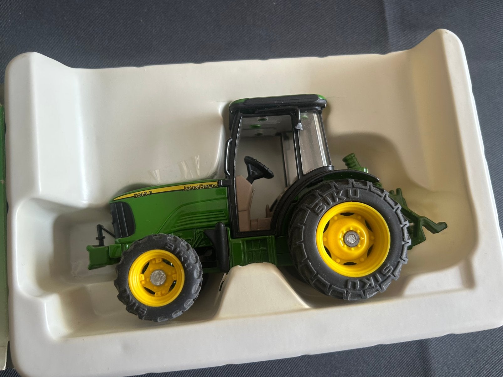 John Deere Tractor 1:32 Smalspoor Siku, Hobby en Vrije tijd, Modelauto's | 1:32, Verzenden, Gebruikt, Tractor of Landbouw, Overige merken