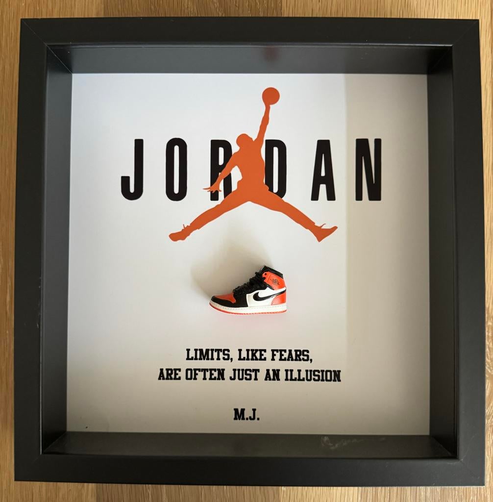 Nike Air Jordan Artwork “No Limits” - Certificaat - 2/2, Kleding | Heren, Schoenen, Ophalen of Verzenden, Zo goed als nieuw, Overige kleuren