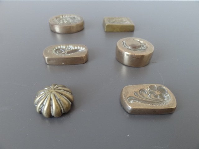 6 antieke bronzen of messing vormen, gewichten. B, Antiek en Kunst, Sieraad, Verzenden, Geel, Overige herkomsten