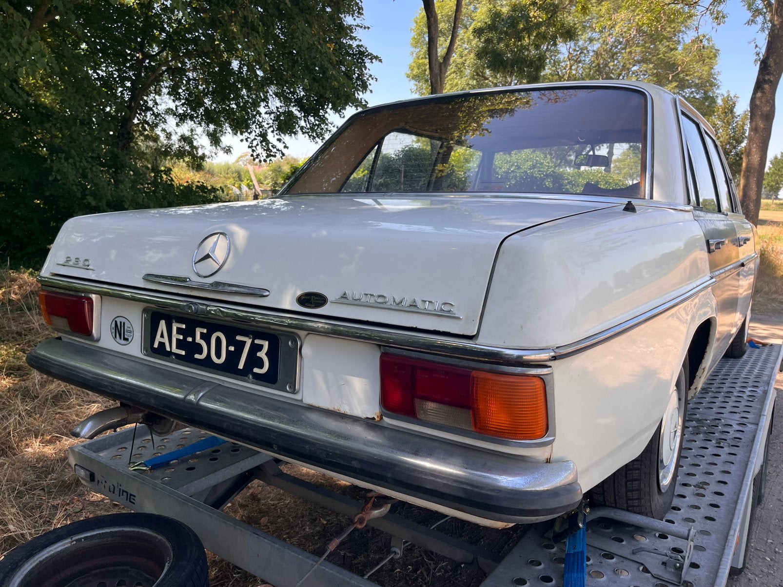 Mercedes-Benz  230-6 aut. W114 1971, Restauratie project, Auto's, Automaat, Achterwielaandrijving, Wit, Sedan
