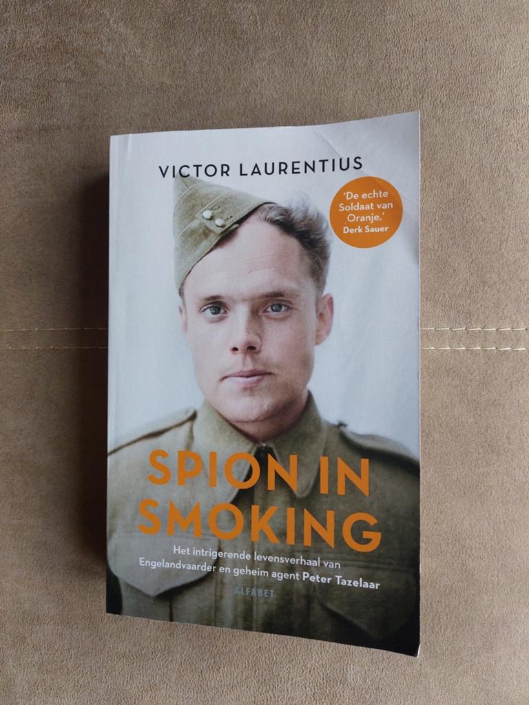 Spion in Smoking - Peter Tazelaar (Victor Laurentius), Ophalen of Verzenden, Zo goed als nieuw, Victor Laurentius