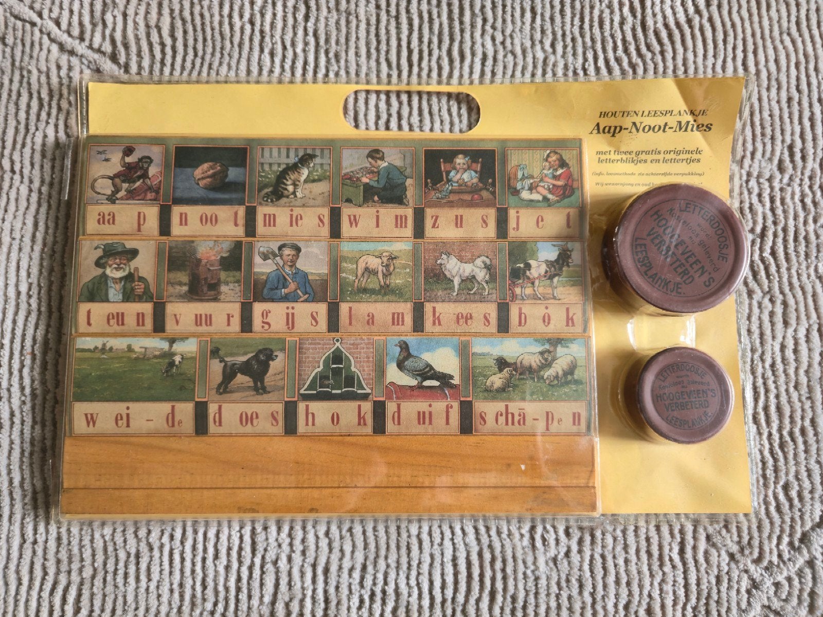 Nieuw in verpakking: Houten leesplankje Aap-Noot-Mies, Ophalen