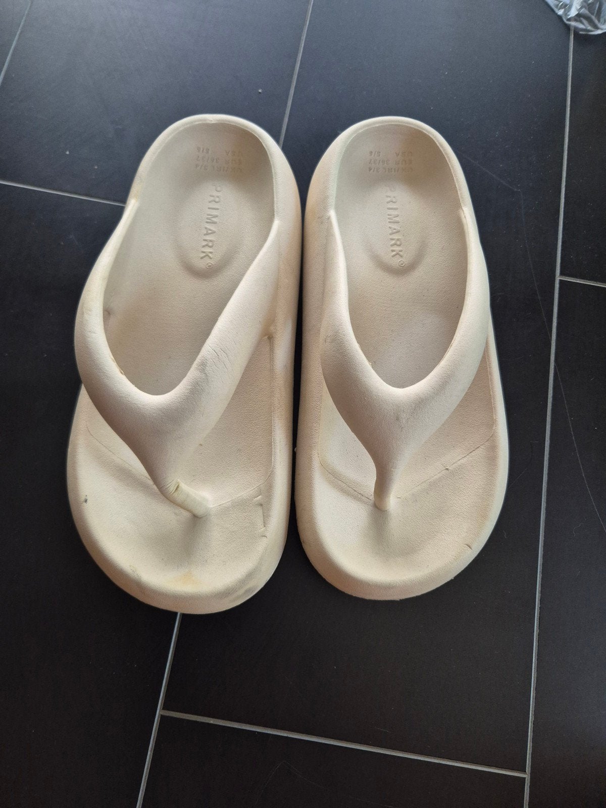 Crèmekleurige Primark slippers, Overige kleuren, Primark, Ophalen of Verzenden, Gedragen