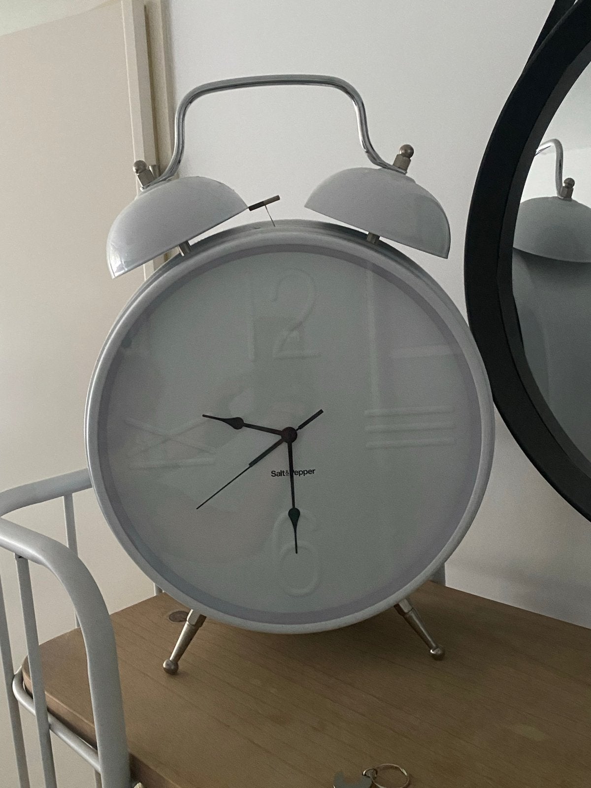 Grote witte wekker/tafelklok/ wandklok Salt&pepper, Huis en Inrichting, Woonaccessoires | Klokken, Ophalen, Zo goed als nieuw