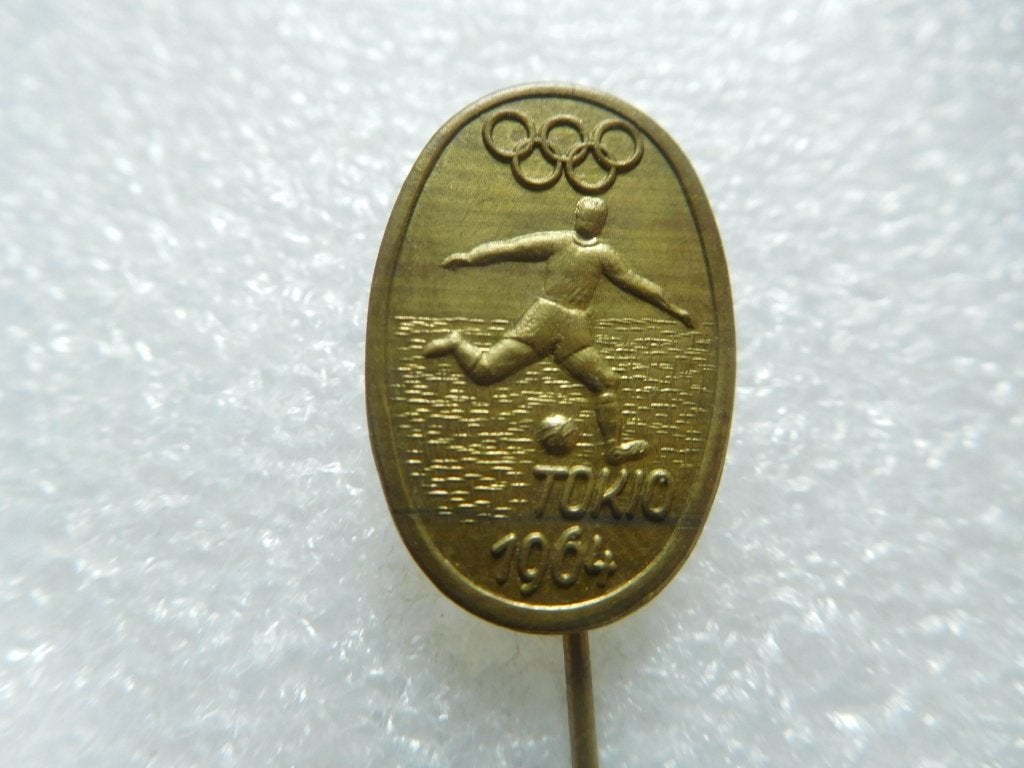 speldje Olympische spelen Tokio 1964 voetbal, Verzamelen, Speldjes, Pins en Buttons, Verzenden, Zo goed als nieuw, Sport
