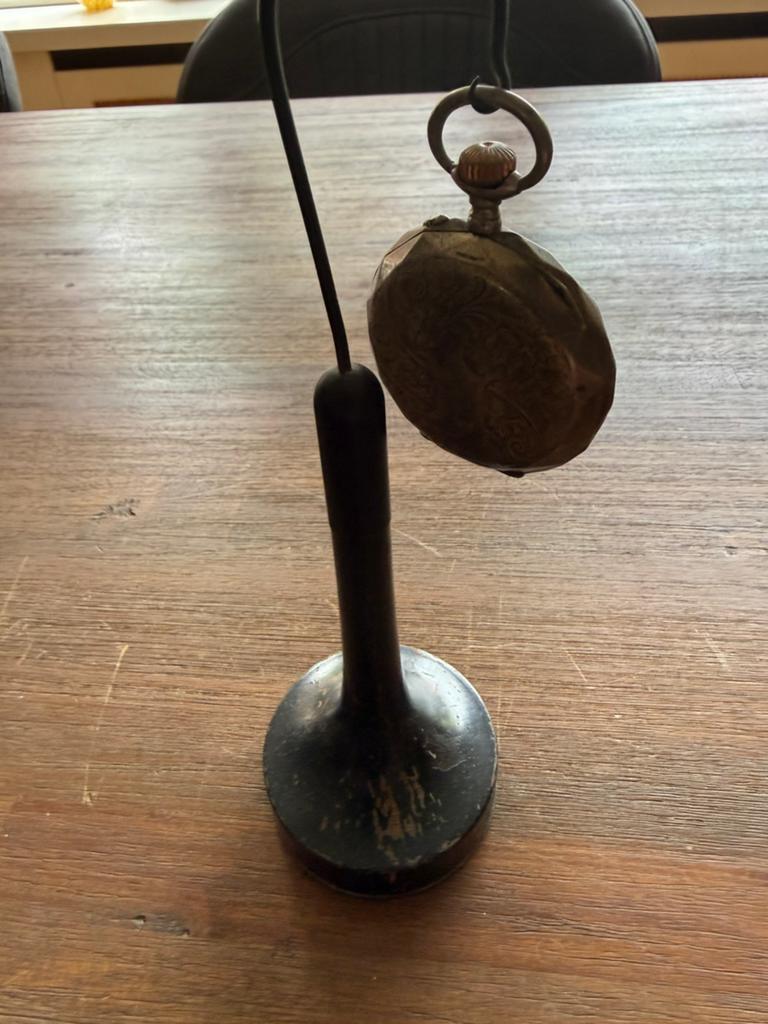 Staander met zakhorloge ( werkend)porte montre, Verzenden, Gebruikt