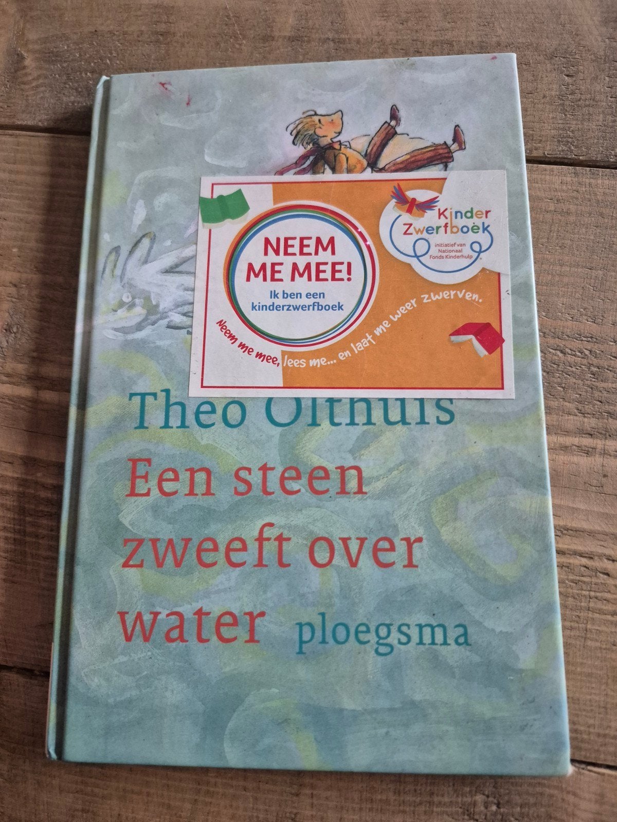 Kinderzwerfboek: Een steen zweeft over water - Theo Olthuis, Ophalen of Verzenden, Gelezen, Theo Olthuis, Fictie algemeen