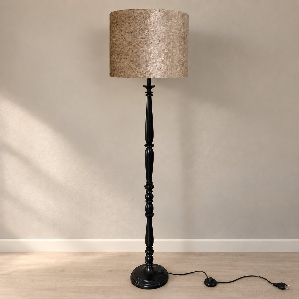 Elegante zwarte vloerlamp met beige/goudkleurige  kap, Ophalen, E27 (groot), Zo goed als nieuw, 150 tot 200 cm