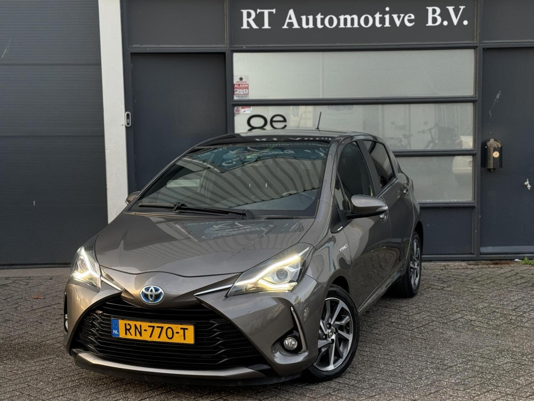 Toyota Yaris 1.5 Hybrid Executive Panorama / Camera, Gebruikt, Euro 6, 4 cilinders, Leder en Stof