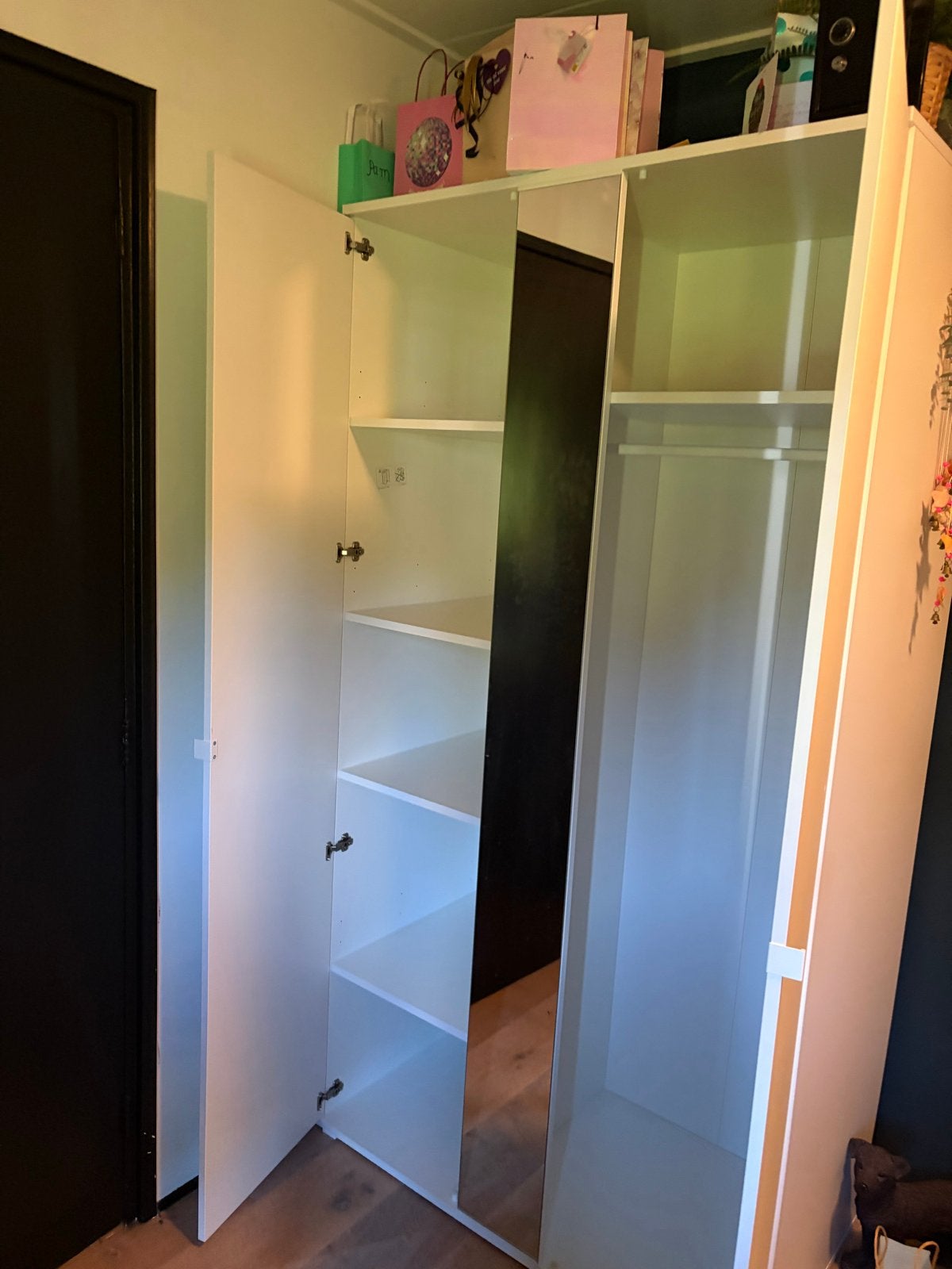 Vihals ikea Witte kledingkast met spiegel, 105x57x200 cm, Ophalen, 100 tot 150 cm, 200 cm of meer, Zo goed als nieuw