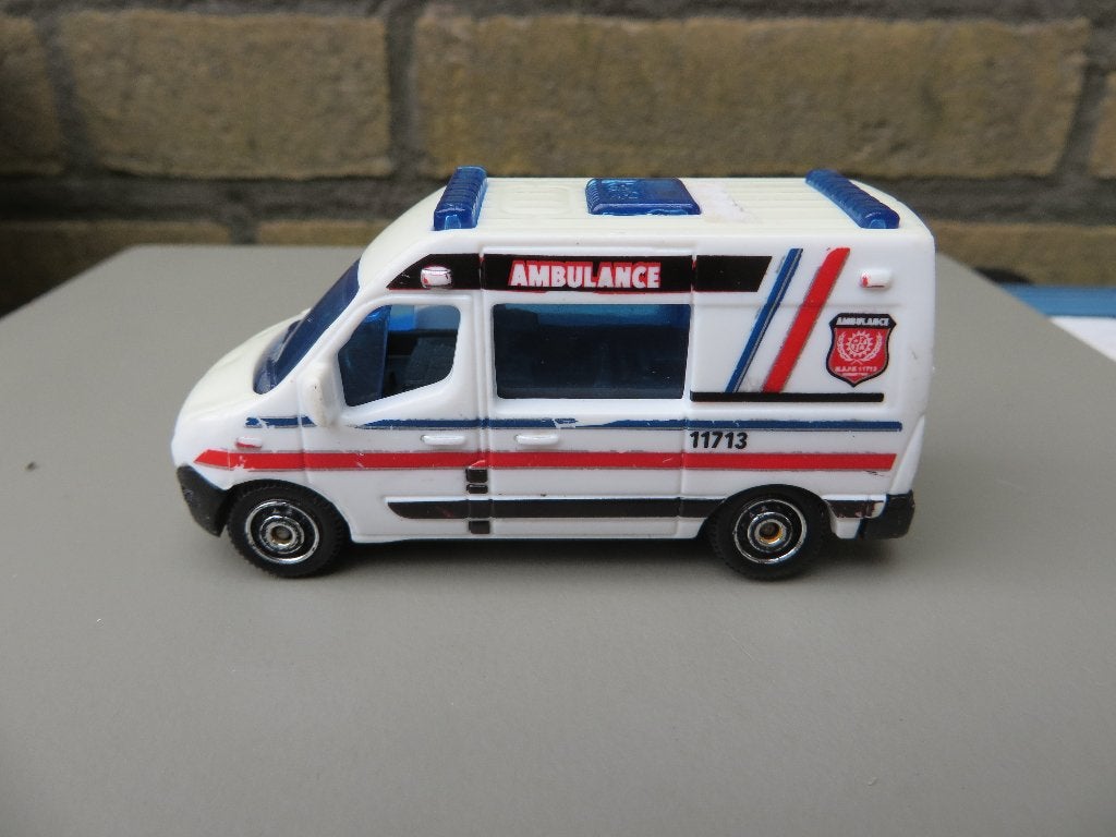 Matchbox Renault Master Ambulance, Ophalen of Verzenden, Gebruikt, Auto