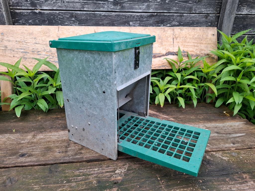 Kippenvoerder feed-o-matic kippen, Dieren en Toebehoren, Pluimvee | Toebehoren, Ophalen, Gebruikt, Drinken en Voederen
