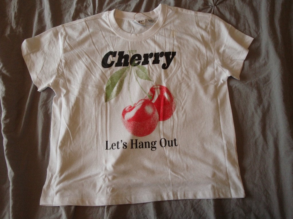 Nieuw wit dames shirt met kersen print. Maat M., Maat 38/40 (M), Meerkleurig, Nieuw, Ophalen of Verzenden