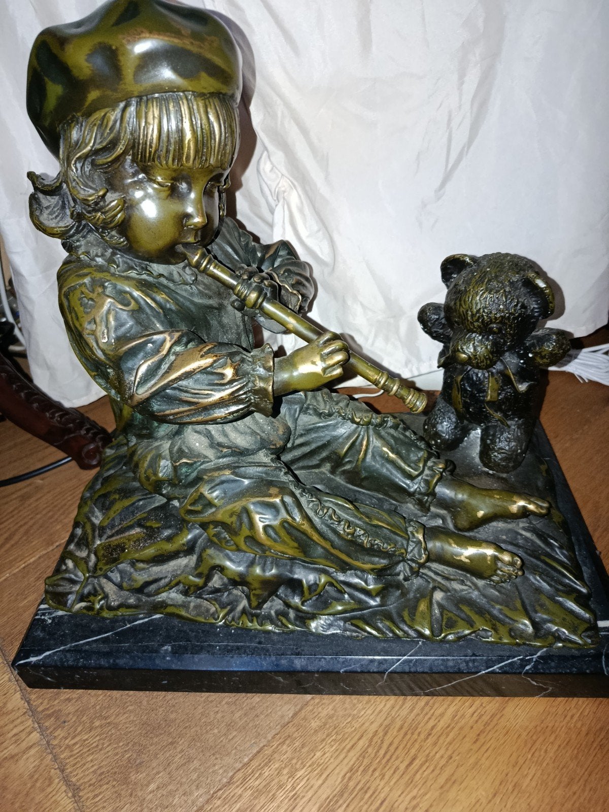 Bronzen beeld van Jim Davidson meisje met fluit en teddybeer, Ophalen