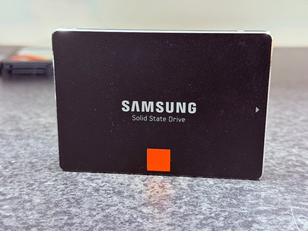 Samsung 840 SSD - 250GB - 2.5" SATA SSD - 1 beschikbaar, Computers en Software, Harde schijven, Intern, Gebruikt, Ophalen of Verzenden