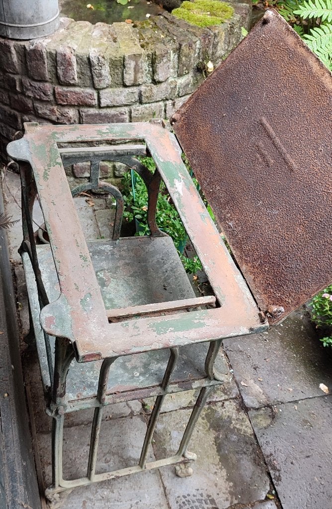 Brocante gietijzeren plantentafeltje, Ophalen