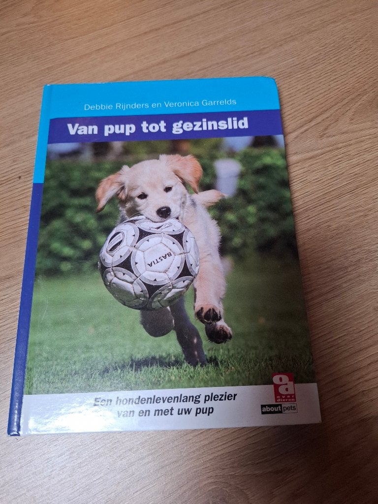 Van pup tot gezinslid – Debbie Rijnders & Veronica Garrelds, Ophalen of Verzenden, Zo goed als nieuw, Honden, Diverse auteurs