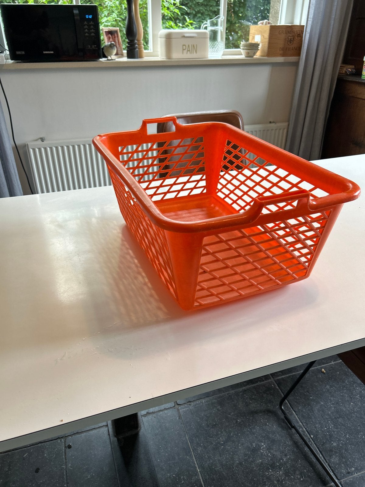 Oranje kunststof mand - Handig en veelzijdig 50x35 cm, Huis en Inrichting, Kunststof, Gebruikt, Mand, Ophalen of Verzenden