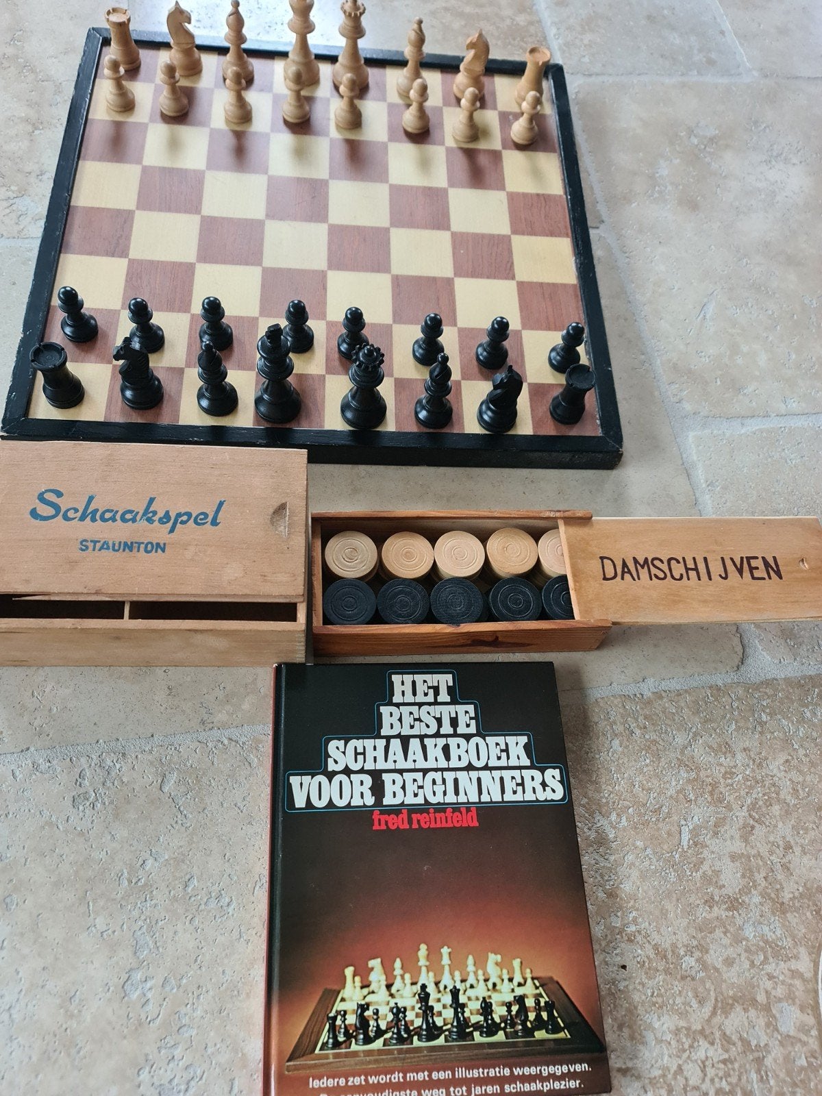 Schaak- en damspel met boek - alles van hout, Een of twee spelers, Ophalen of Verzenden, Gebruikt, Staunton (schaakspel), Fred Reinfeld (boek)