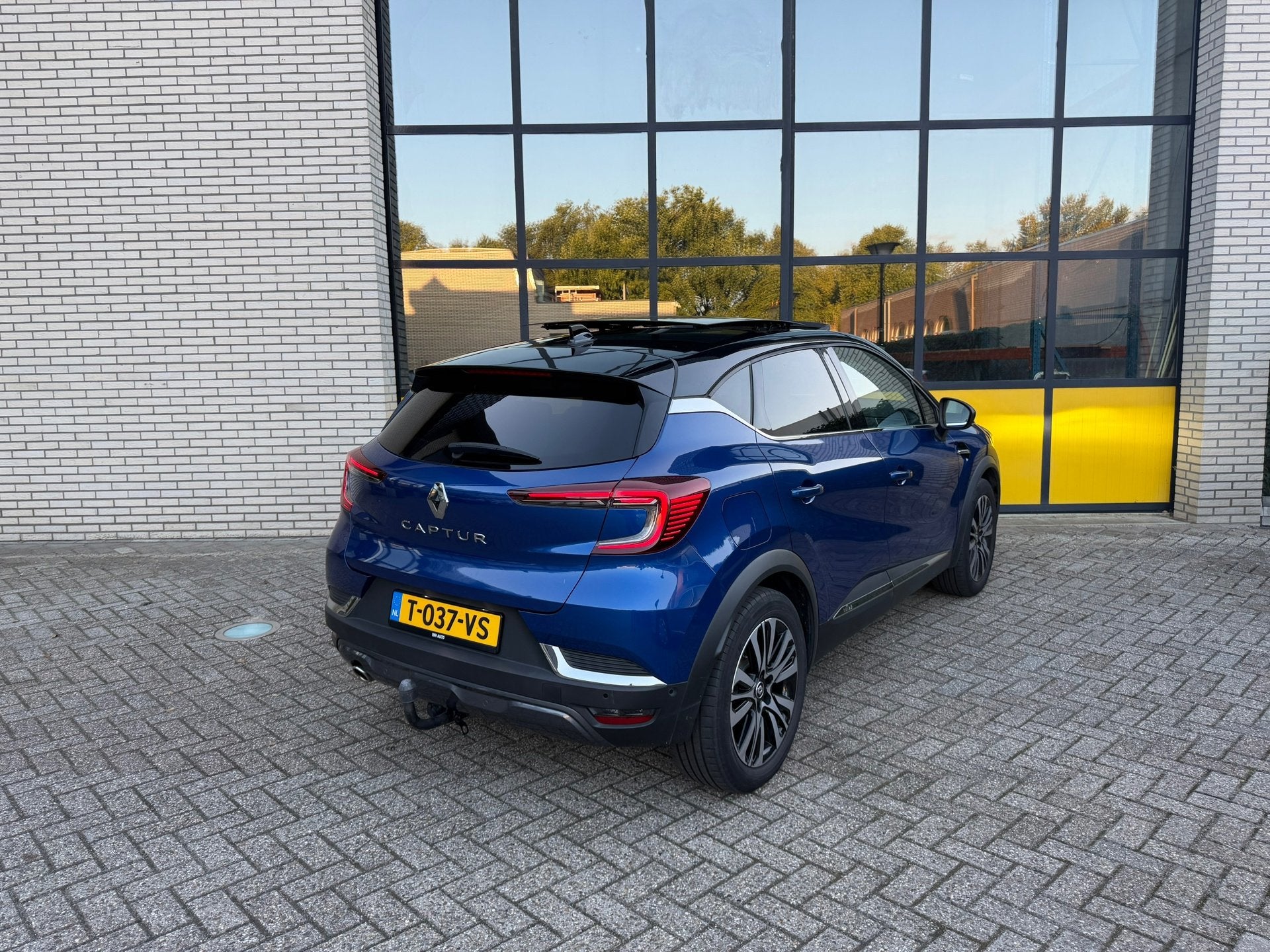 Renault Captur 1.3 TCe 140 Initiale Paris, Trekhaak, Schuif, Gebruikt, 4 cilinders, 700 kg, Blauw