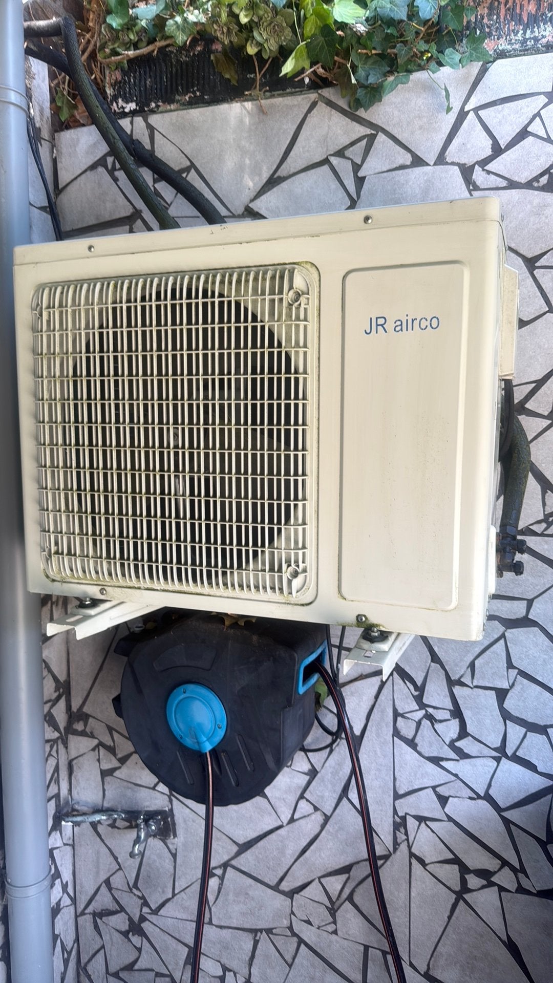 2 split airco’s, 2 binnen/ 2 buiten units, compleet merk JR, Koelen en Ontvochtigen, Energieklasse A of zuiniger, 3 snelheden of meer