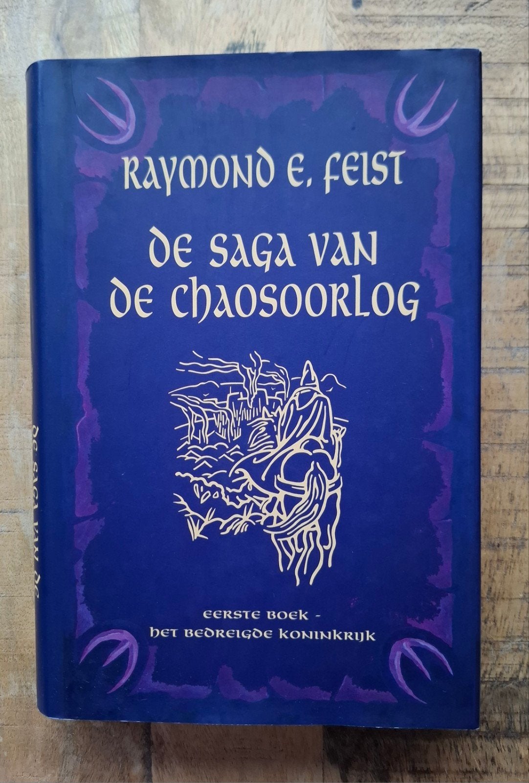 Het bedreigde koninkrijk - Raymond E. Feist, Ophalen of Verzenden, Gelezen, Raymond E. Feist