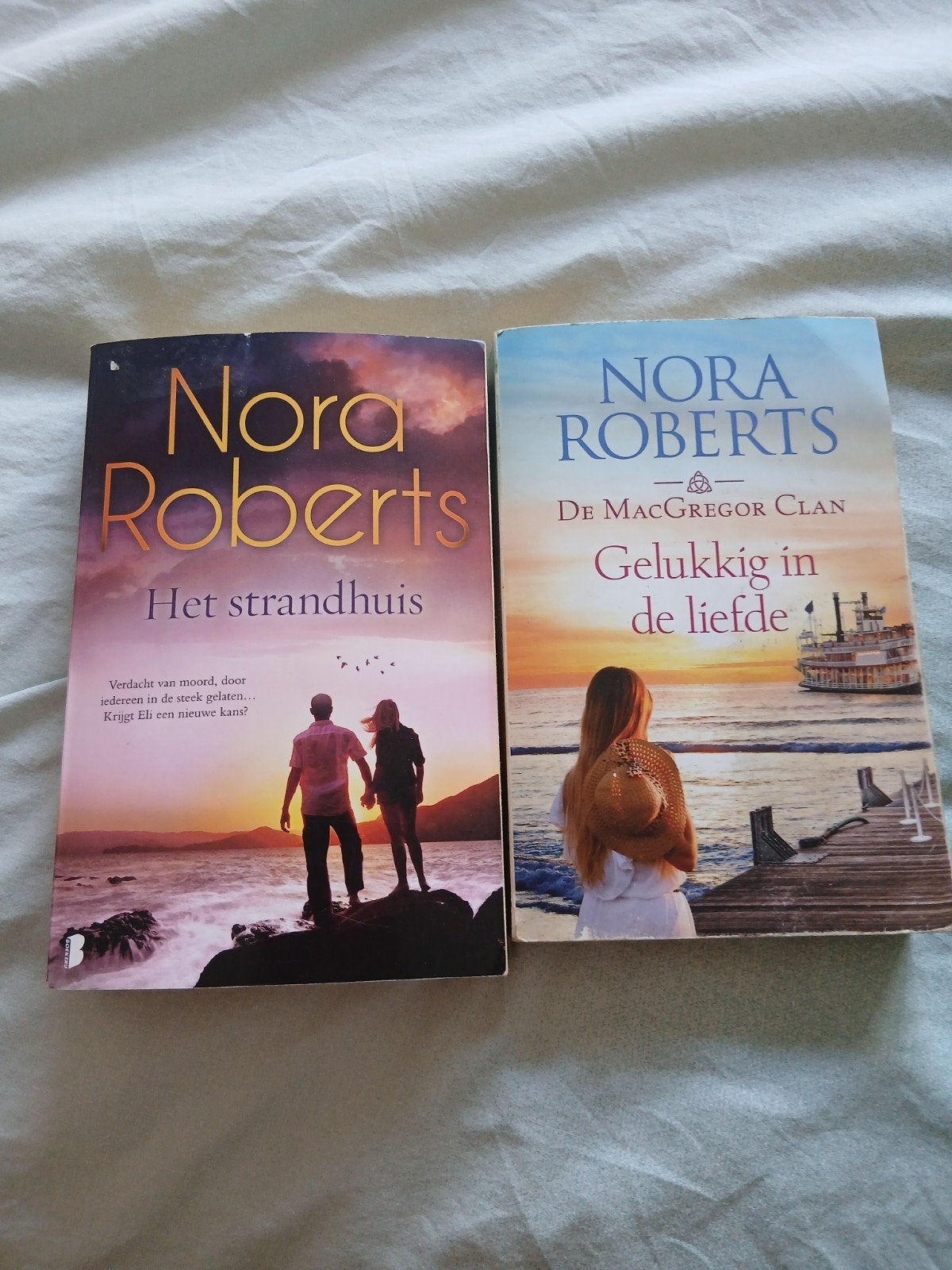 Nora Roberts boeken: Het Strandhuis & Gelukkig in de Liefde, Ophalen of Verzenden, Gelezen, Nora Roberts