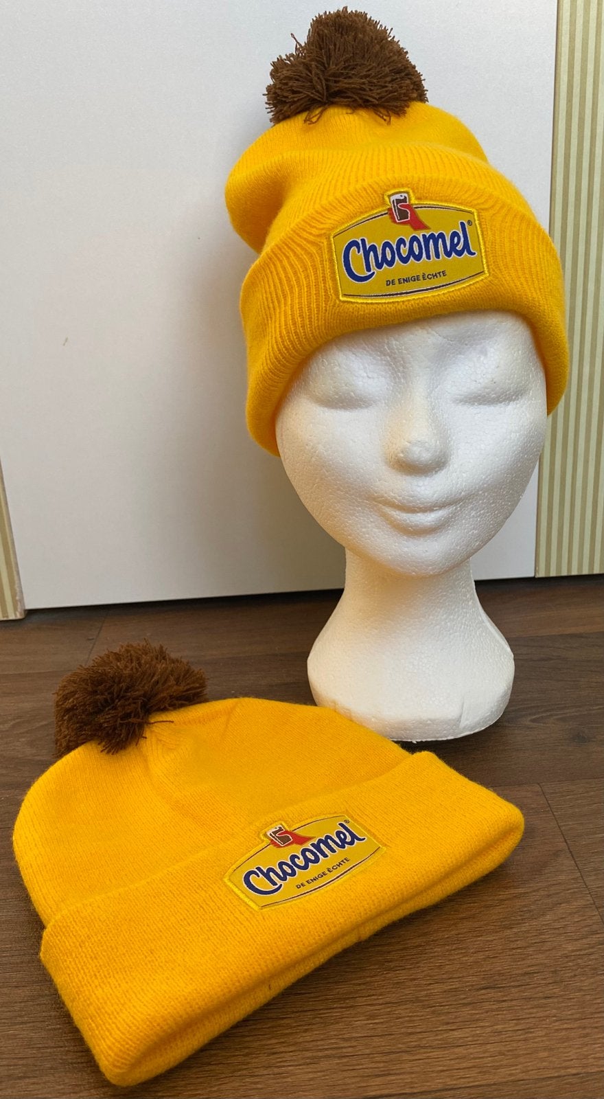 2 Chocomel Mutsen met Pompon - Geel, Ophalen of Verzenden, Nieuw, One size fits all, Hoed