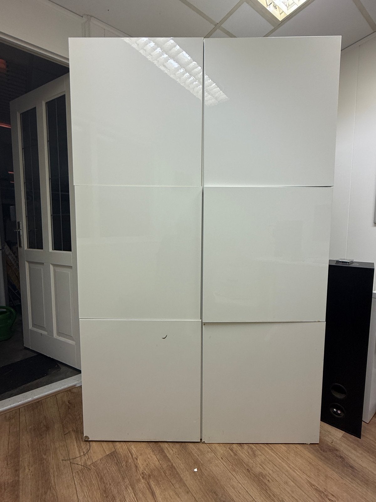 Witte kast met beschadigingen, Huis en Inrichting, Ophalen, Overige materialen, Gebruikt, 100 tot 150 cm