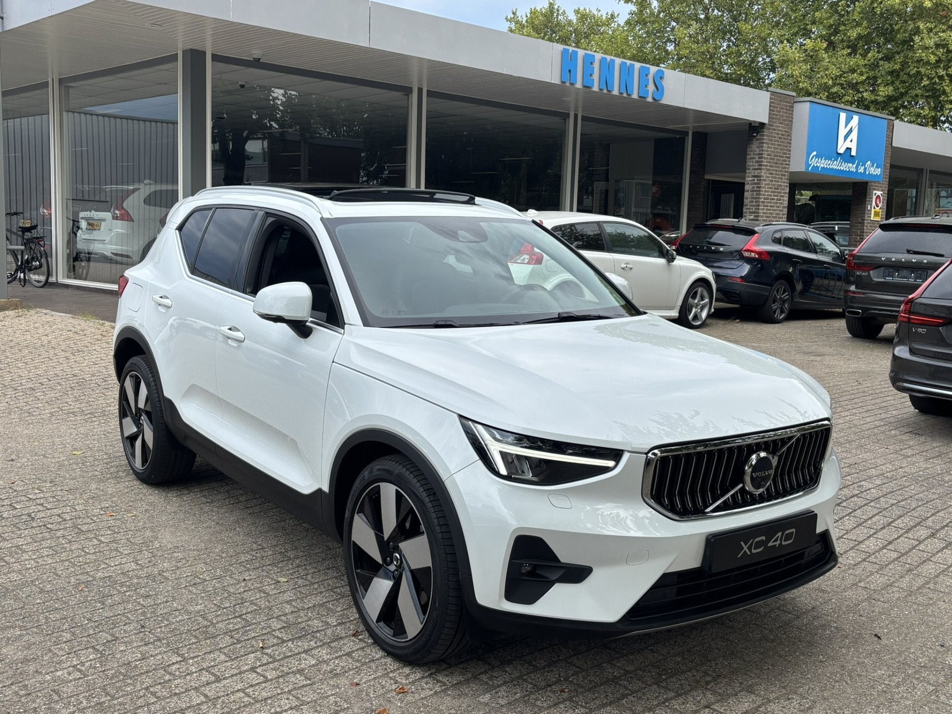 Volvo XC40 T4 Recharge Ultimate Bright Pano Pilot assist 360, Auto's, Gebruikt, Met garantie (alle), Wit, Bedrijf