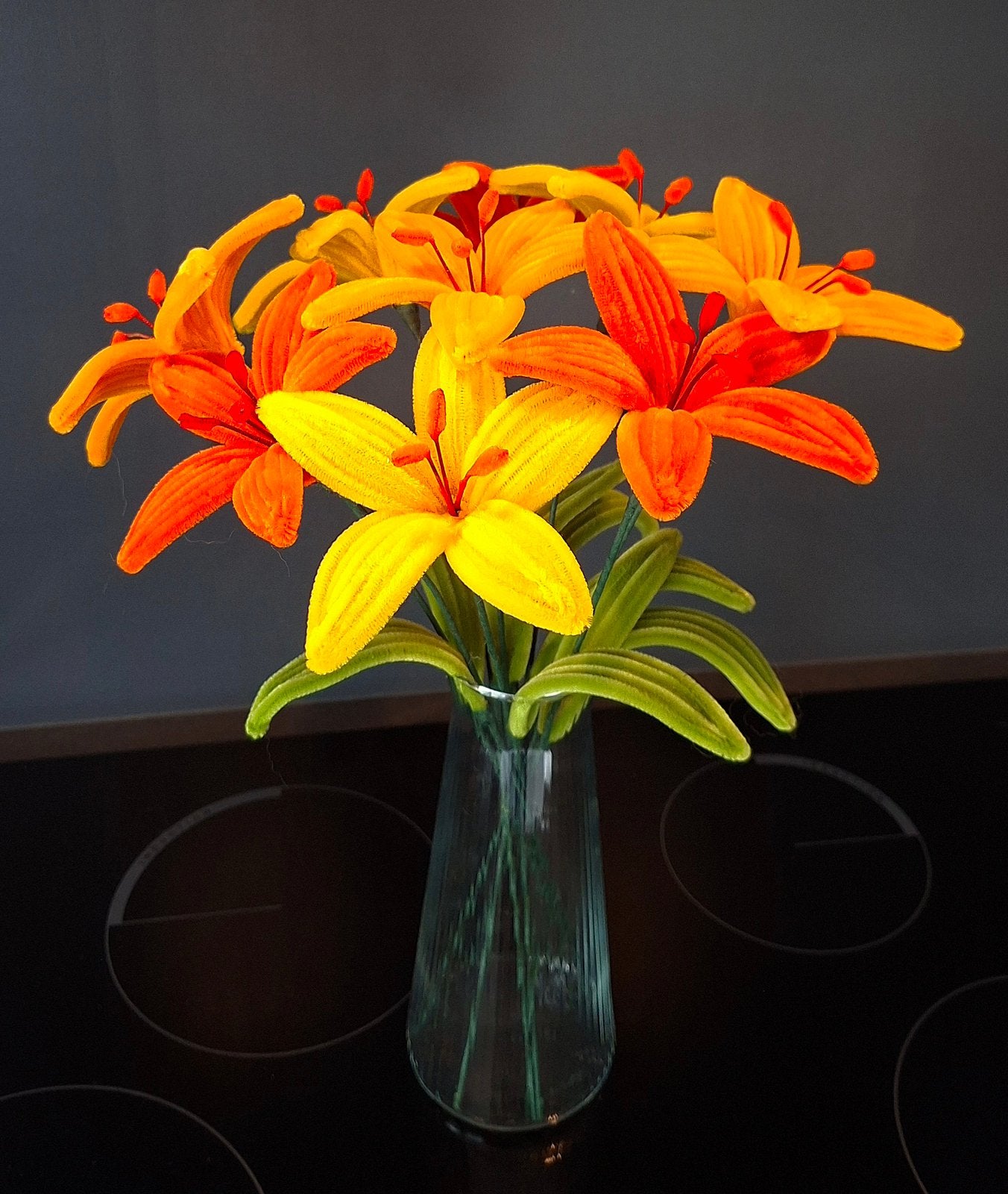 Bloemen Lelie’s van chenille / pijpenragers geel oranje, Binnen, 45 cm, Nieuw, Ophalen of Verzenden