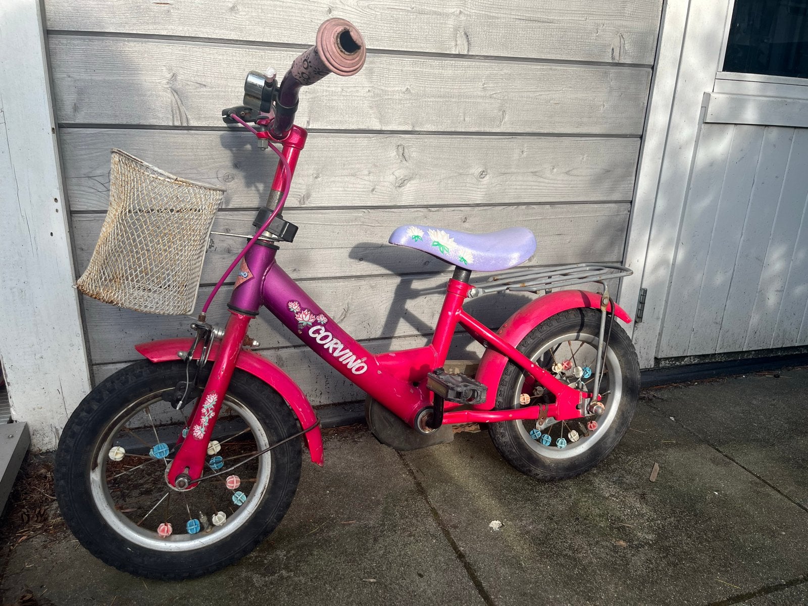 Roze kinderfiets 12 inch met mandje en bagagedrager, Fietsen en Brommers, Fietsen | Kinderfietsjes, Ophalen, Gebruikt, Terugtraprem