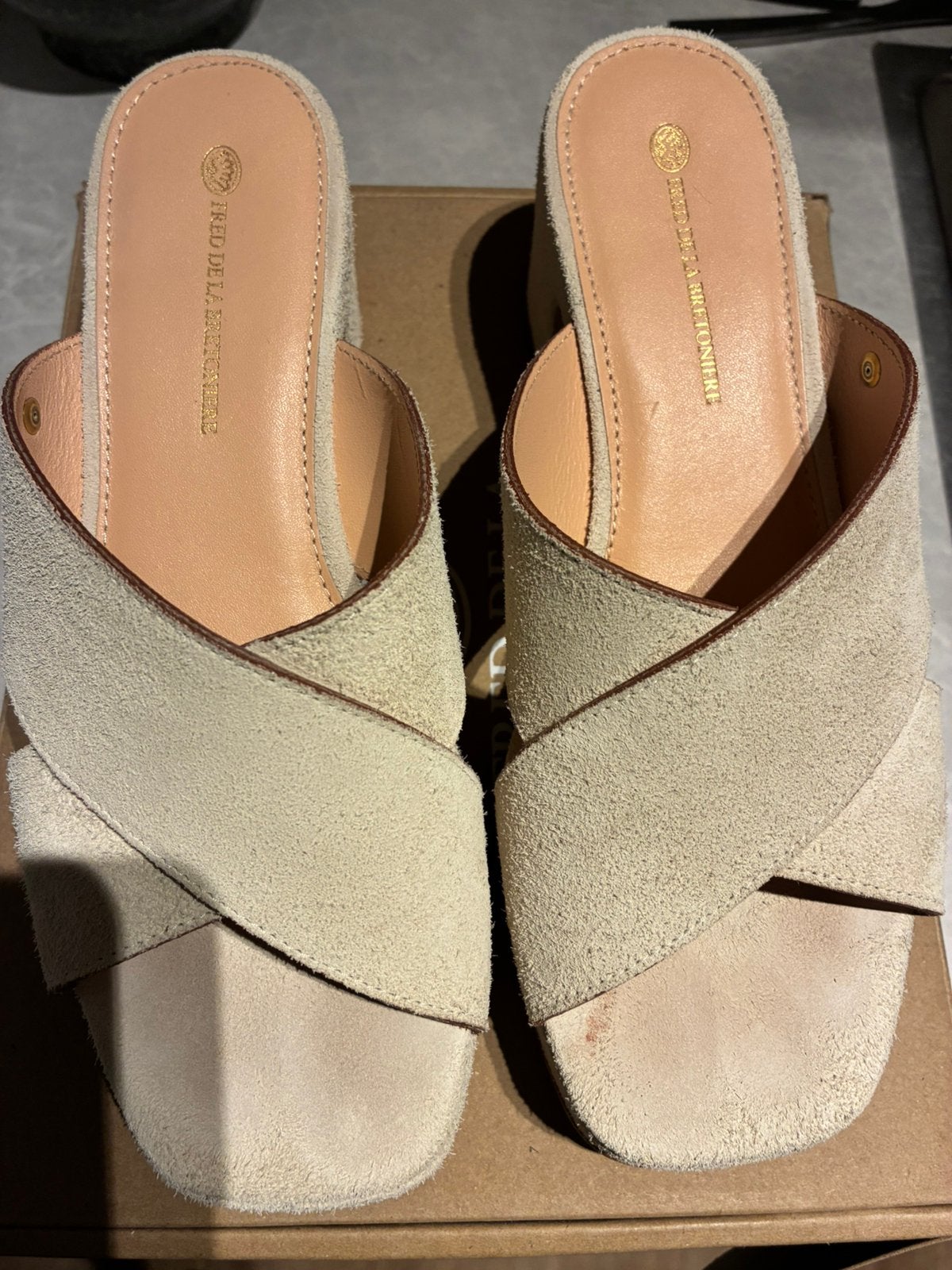 Mooi instappers Fred de La Bretonaire maat 39, Kleding | Dames, Schoenen, Ophalen of Verzenden, Zo goed als nieuw, Beige, Instappers