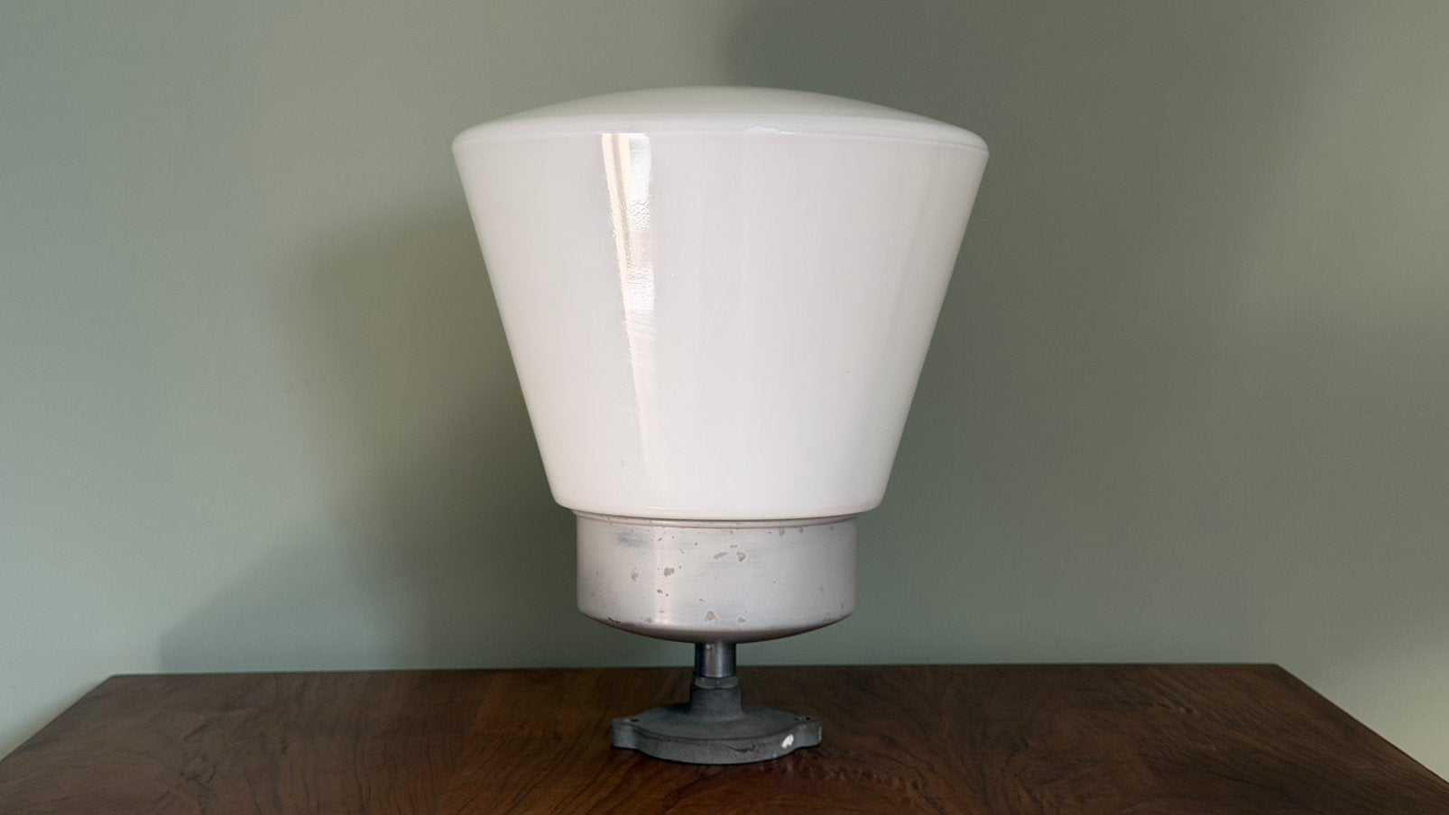 Vintage industriele plafondlamp Bauhaus met opaalglazen kap, Gebruikt, 25 cm, Plafondlamp, E27 (groot)