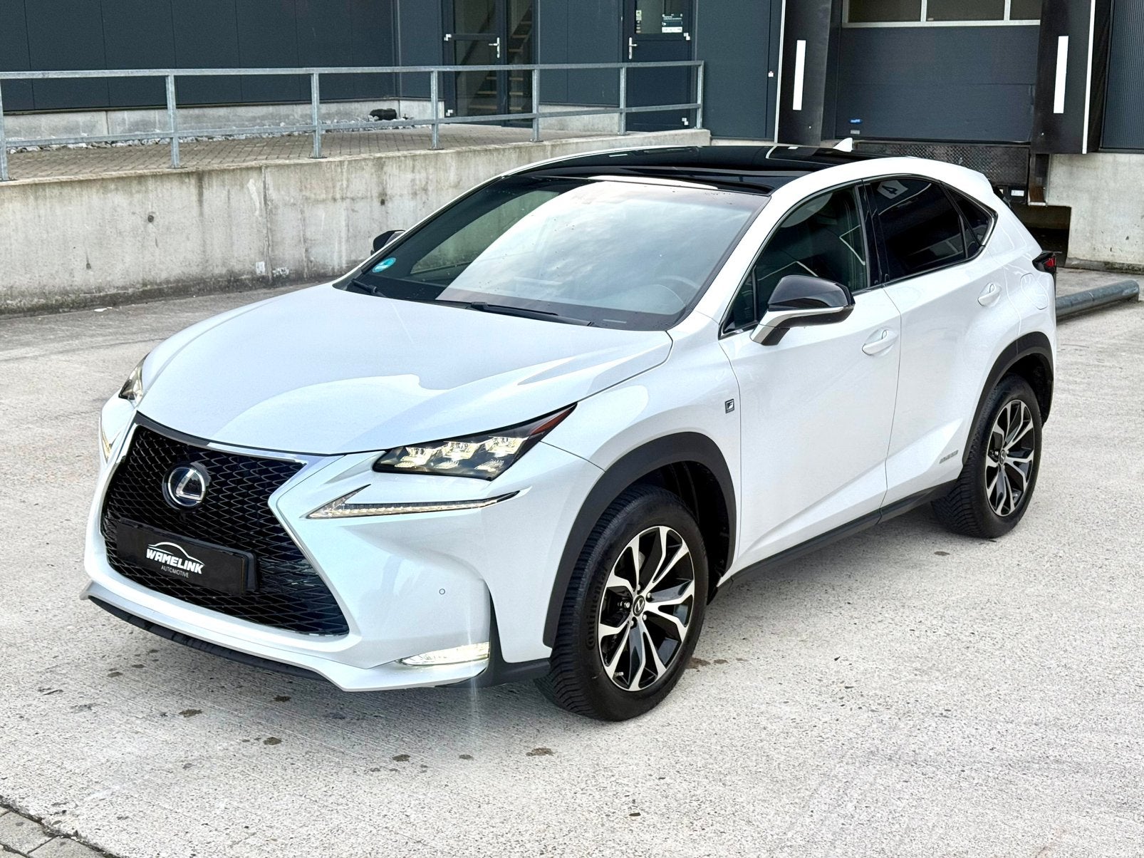 Lexus NX 300h F-Sport Hybrid 197pk AWD 2017 Wit, Auto's, Automaat, Dealer onderhouden, Lichtsensor, Zwart