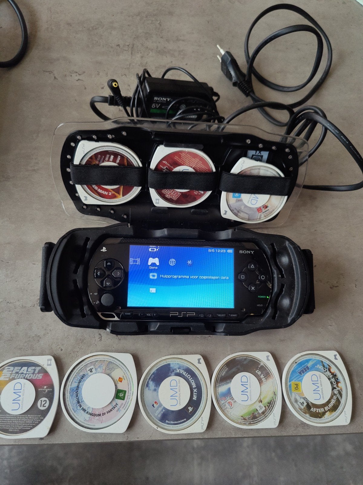 Sony PSP met 8 spellen, oplader en hoesje met 1gig opslag, Spelcomputers en Games, Games | Sony PlayStation Portable, Gebruikt