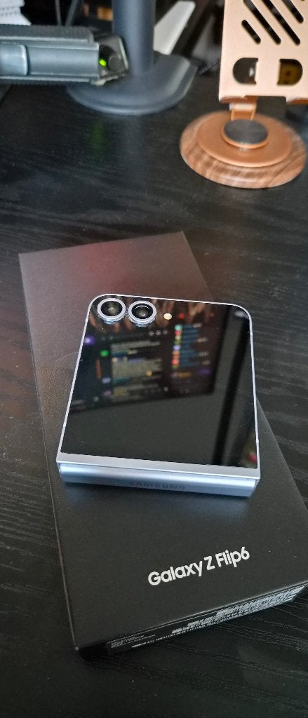 Foto 3 van Samsung Galaxy Z Flip6 zo goed als nieuw + 5 hoesjes