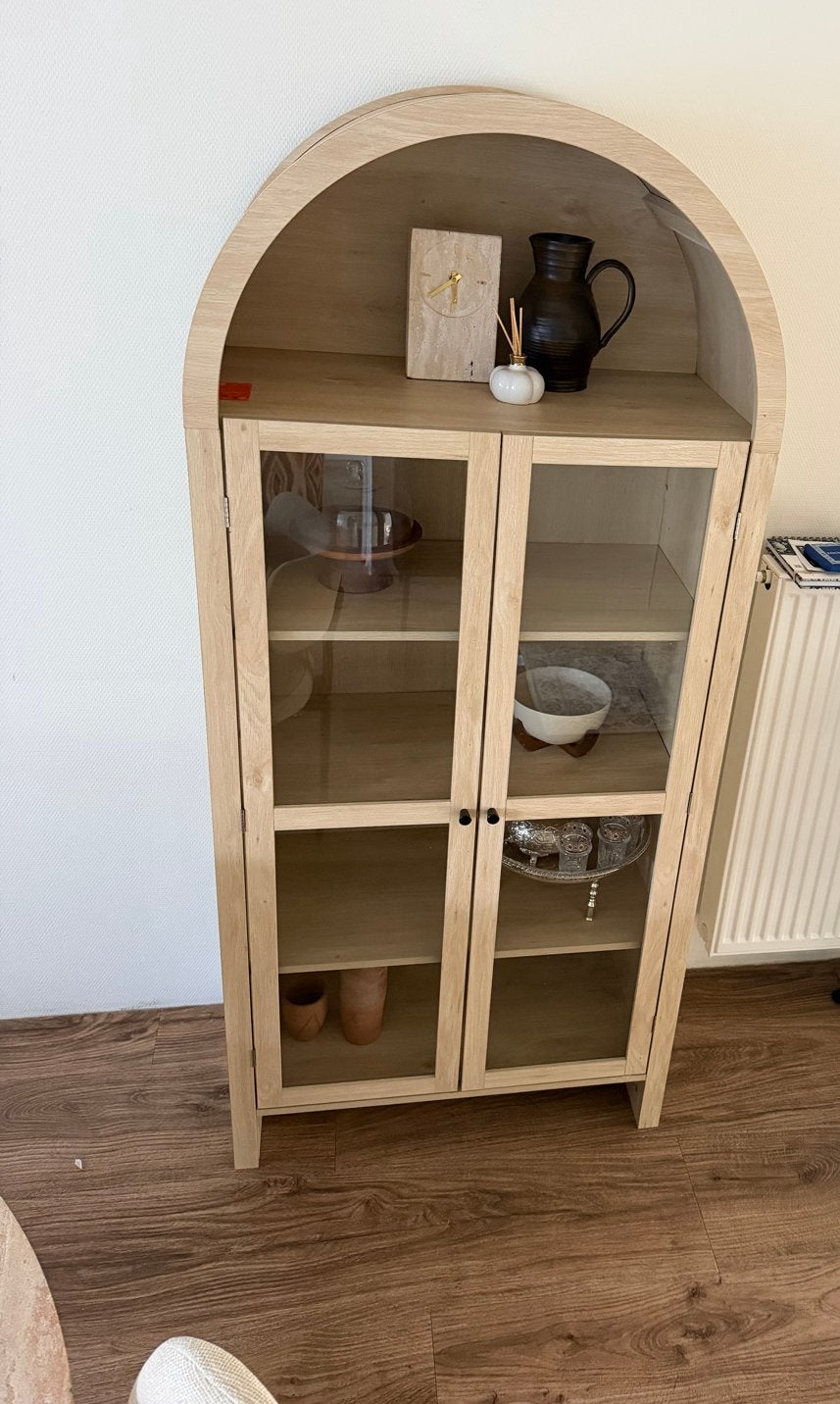 Houtenlook vitrinekast met glazen deuren, Huis en Inrichting, Ophalen of Verzenden, Gebruikt