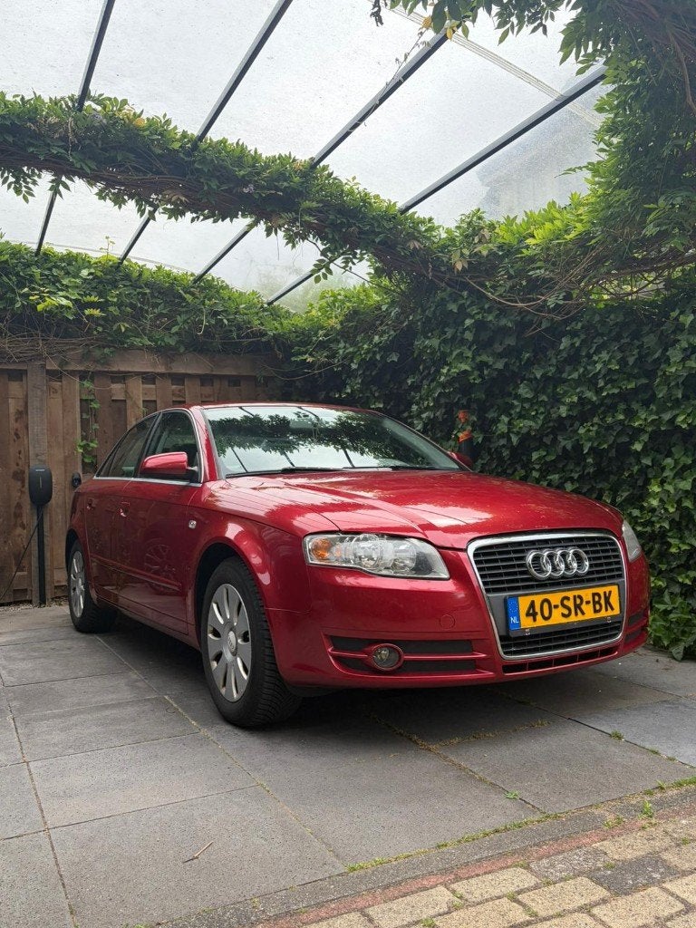 Audi A4 1.6 75KW 2006 Rood APK tot 03-2027!!, Stof, 680 kg, 4 cilinders, A4