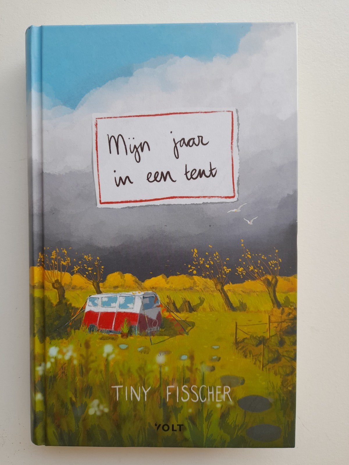 Tiny Fisscher - Mijn jaar in een tent, Boeken, Ophalen of Verzenden, Zo goed als nieuw, Tiny Fisscher