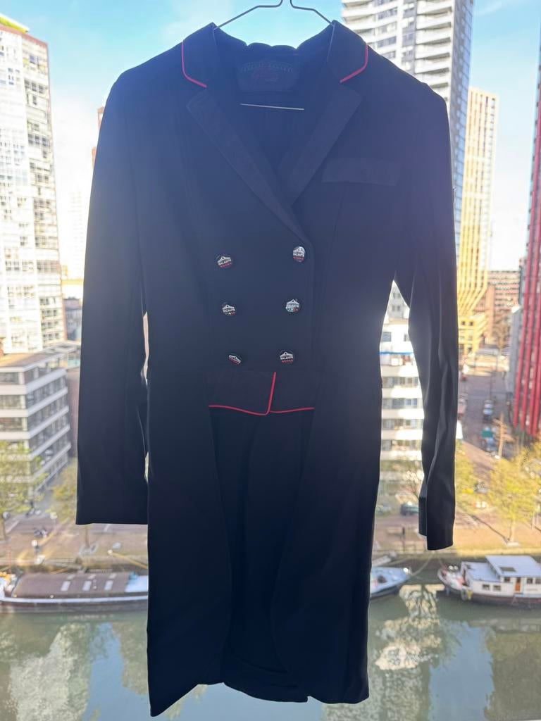 Slipjas zwart met rode details, Ophalen of Verzenden, Zo goed als nieuw, Dressuur, Bovenkleding