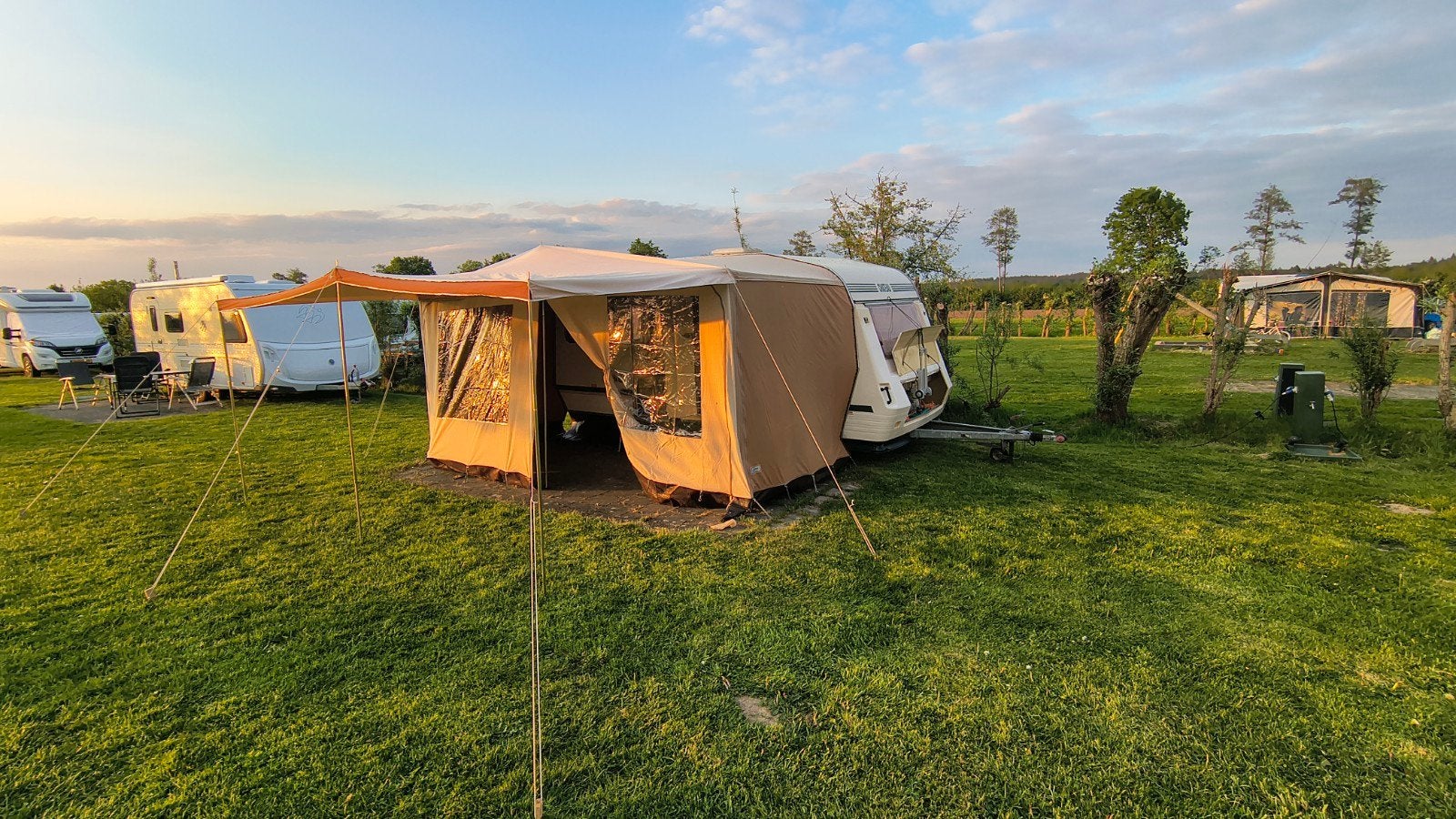 Chateau La Car 460 (1986) met voortent en luifel, Caravans en Kamperen, Caravans, Chateau, 2 aparte bedden, Schokbreker, Particulier